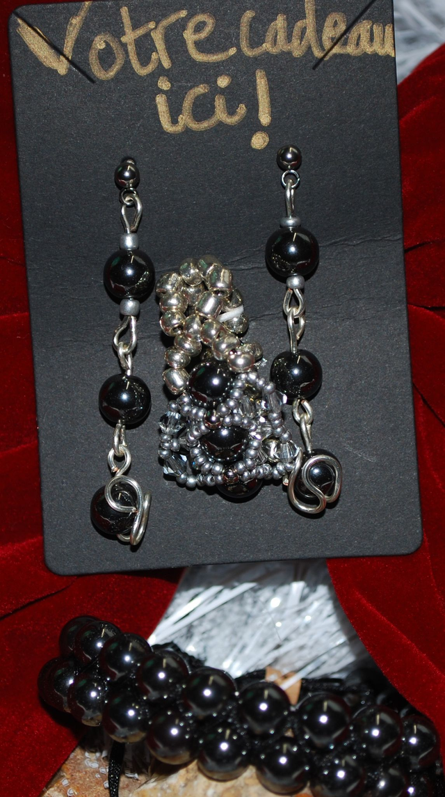 Le bracelet en hématite acheté = une bague et une boucle d&#039;oreille offerte !