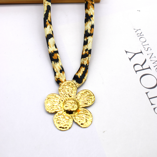 Collier fleur léopard 