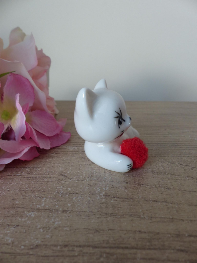 Figurine miniature de chat couché en céramique blanc avec pompon rouge, chat mignon joueur avec balle pom pom rouge, décoration cadeau chat