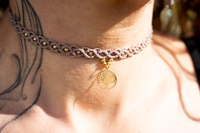 Ras de cou en micro-macramé marron et estampe Arbre de vie dorée