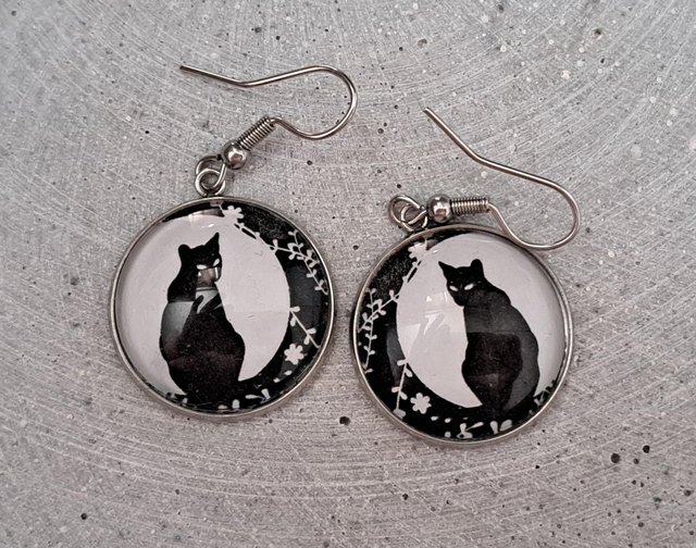 C - Musta kissa kuussa -korvakorut 