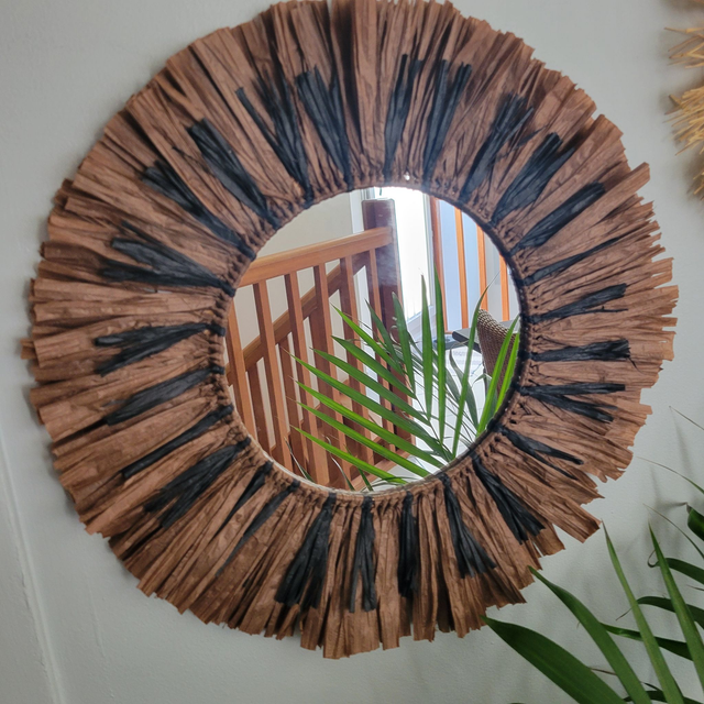 Miroir en papier raphia. 