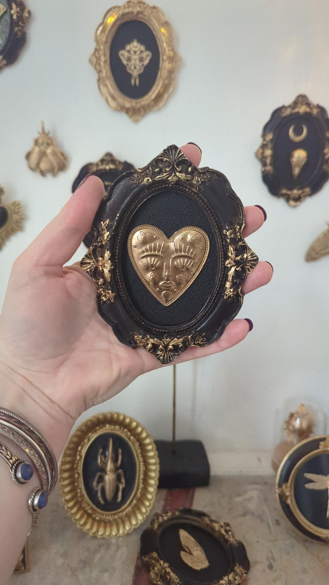 Cadre baroque doré vieilli cœur visage