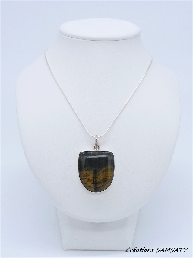 Pendentif en Œil de Faucon