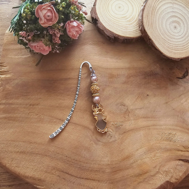 Marque-pages décoré de perles et d'un pendentif en forme de cerf doré