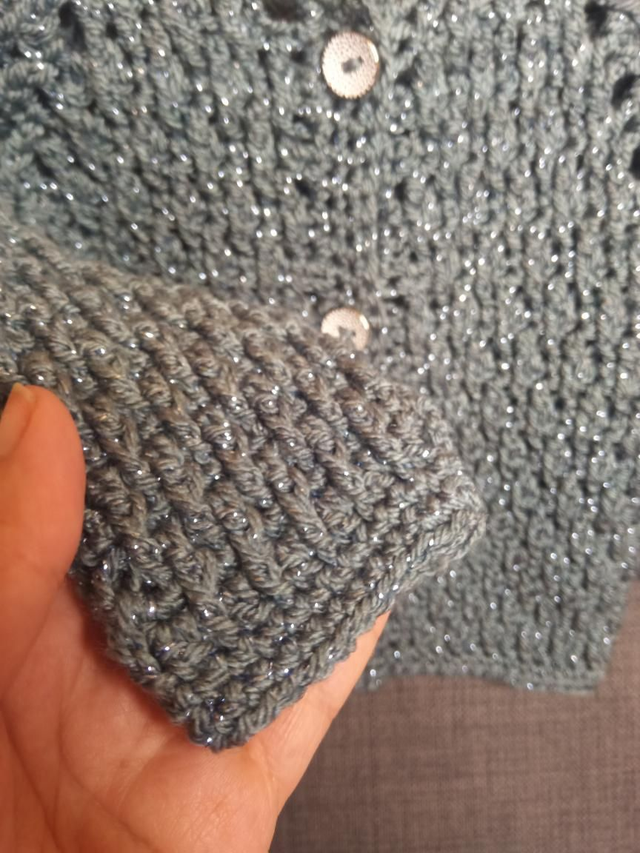 Gilet bébé fait main 3/6 mois – Bleu pétrole texturé – Fil acrylique Oeko-Tex