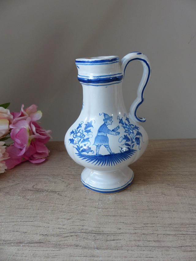 Ancien huilier ou vinaigrier en céramique blanche décor bleu champêtre médiéval musicien jardinier, Petit vase peint main décoration cuisine