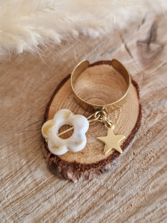 Bague à breloques – Modèle fleur crème sur support doré