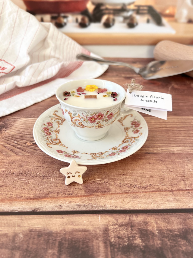 👑 Bougie Amande - tasse à café "fleurs et arabesques" avec sous-tasse  - avec une fève dedans