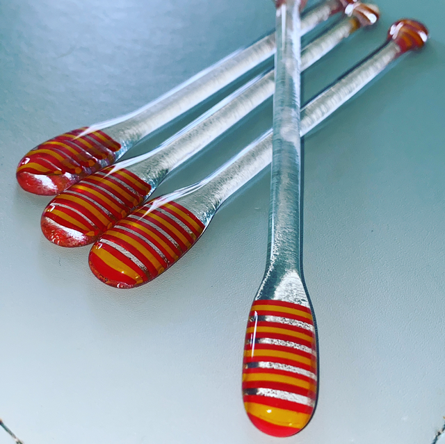 Single swizzle sticks 