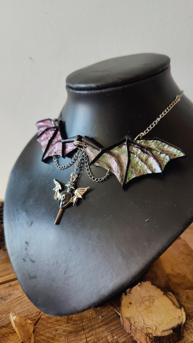 Collier chauve souris aux ailes déployées bi reflets violet émeraude Mystique 