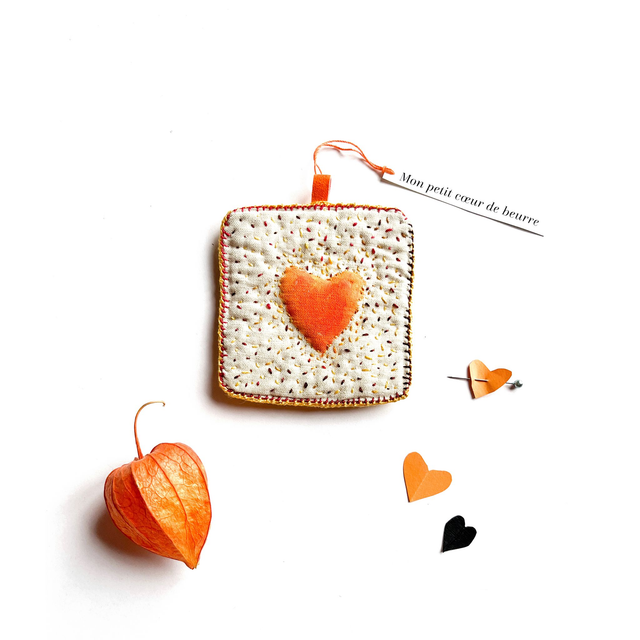 Cœur peint et brodé : petit tableau textile à motifs cœur rouge orangé