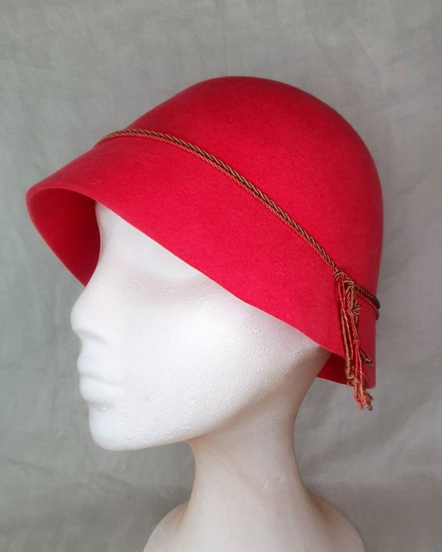 Lucy cloché sombrero fieltro rojo coral estilo años 20