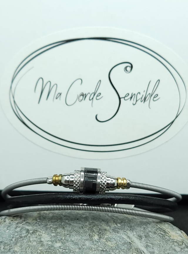 Bracelet corde de basse surcyclée 