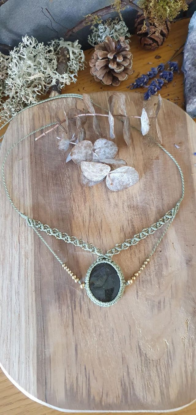 Obsidienne dorée, collier vert olive en micro macramé 