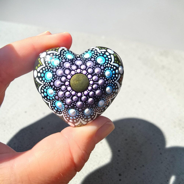 Petite pierre cœur mandala bronze, mauve &amp; bleu – Peinte à la main