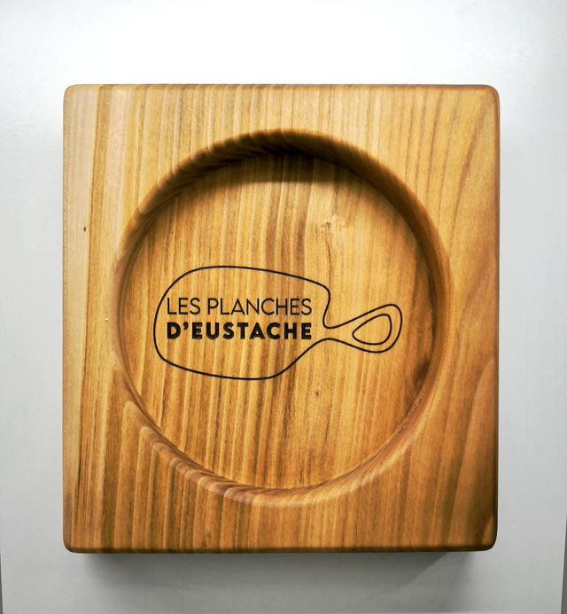 Vide-poche carré en merisier massif (20 x 20 cm)
