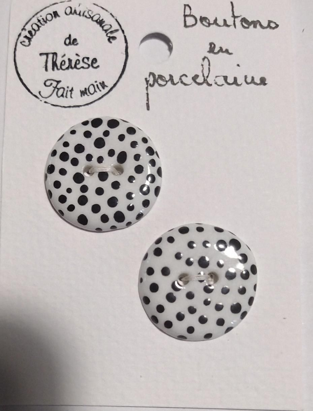 Bouton rond à pois noirs 