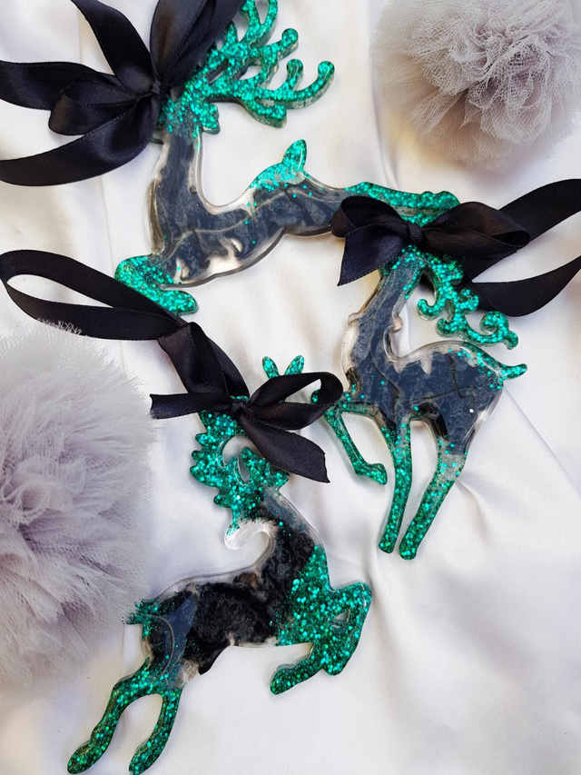 Set of 3 Christmas ornaments in green and black