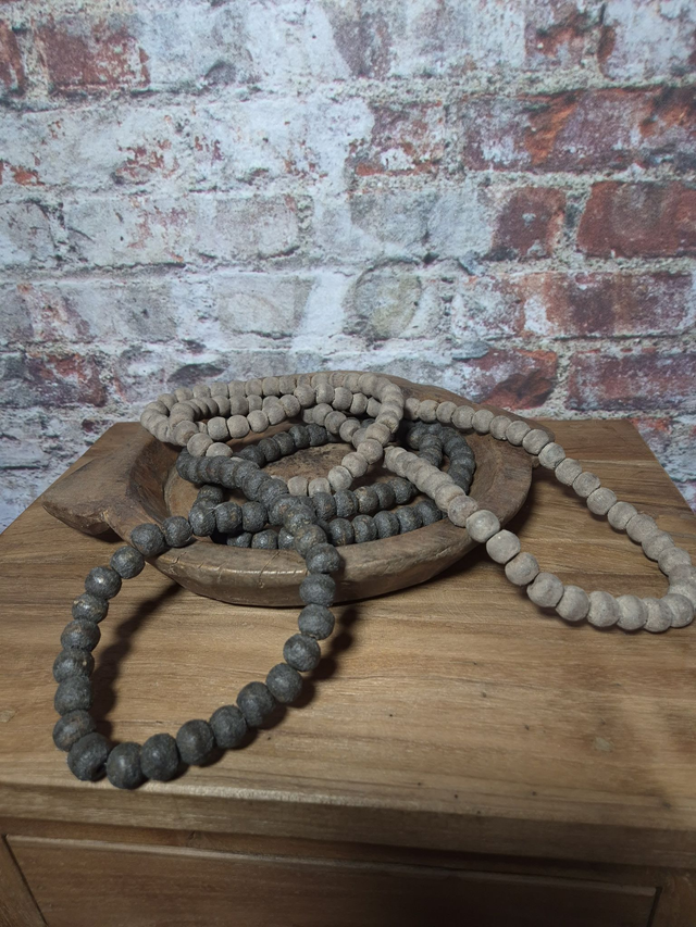 Kralenketting, grote kraal. Zwart