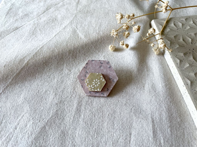 Broche Hexagone taille L - Couleurs variées (rose)