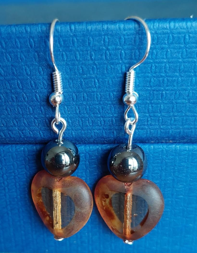 Boucles d&#039;oreilles cœur brun transparent pierres hématites
