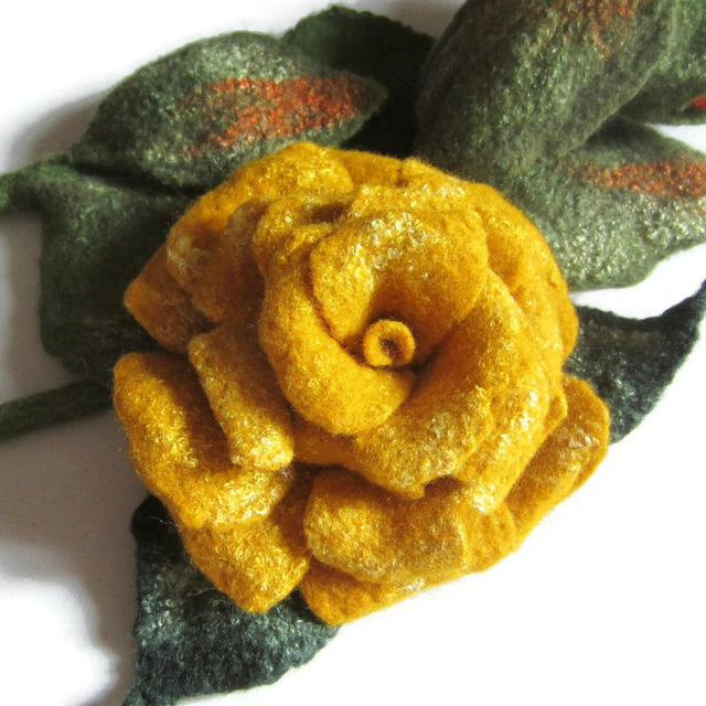 Spilla fatta a mano in feltro di lana merino rosa giallo regalo unico