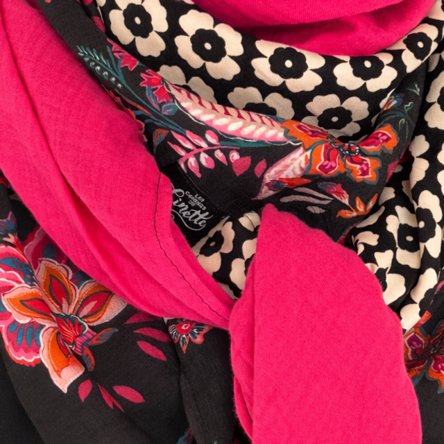 Foulard triangle — Noir Floral & Rose Fuchsia