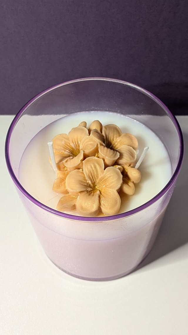 Bougie en verre Violet – Fleur de Frangipanier parfum Monoï