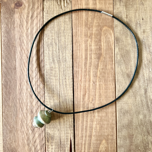 Collier en hêtre cirée vert et paillette 