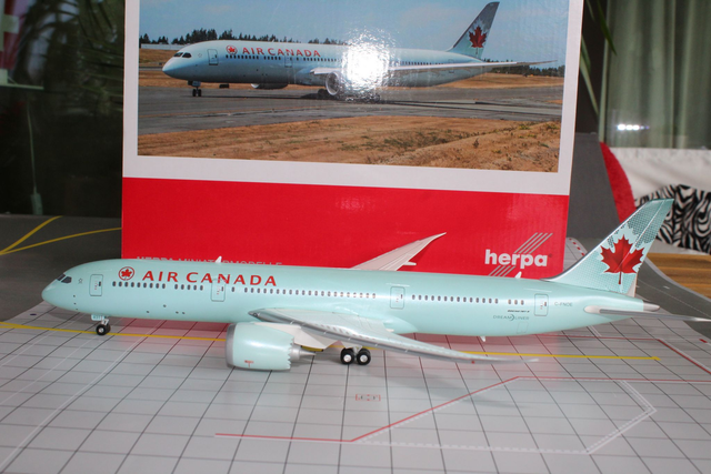 Air Canada B787-9 Dreamliner (C-FNOE), 1:200 Herpa