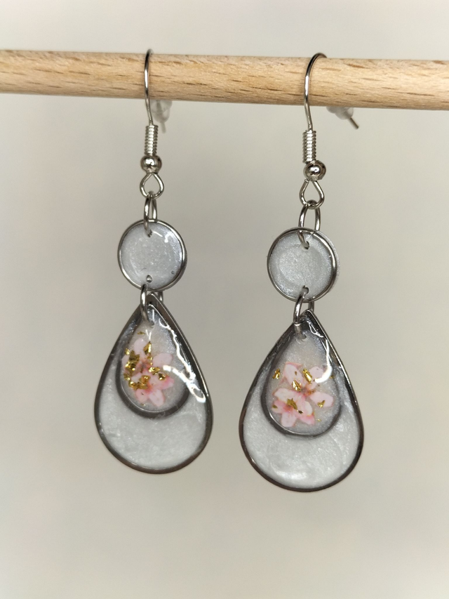 Boucles d'oreilles pendantes, gouttes blanches, motifs fleurs roses et or