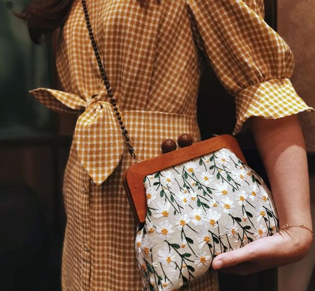 Daisy Embroidery + Wooden Handle Bag