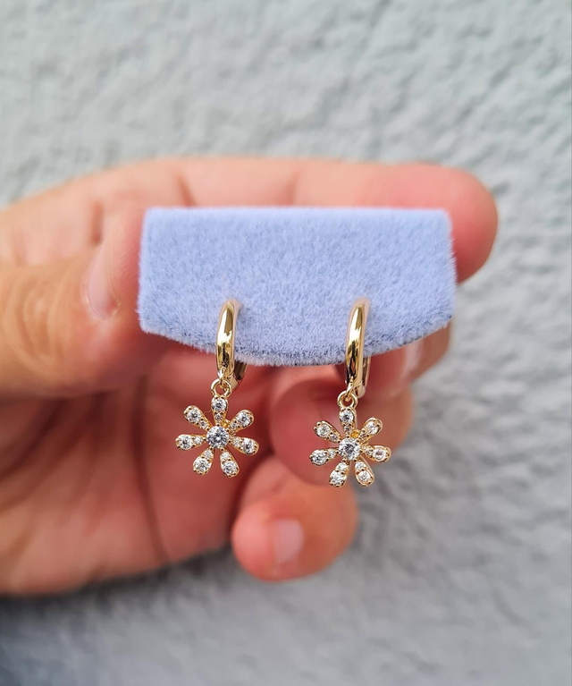 Dormeuses en acier or "Marguerite" avec strass zircon (la paire)