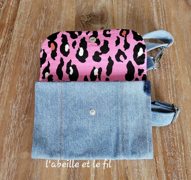 Sac ceinture en jean upcyclé- léopard rose