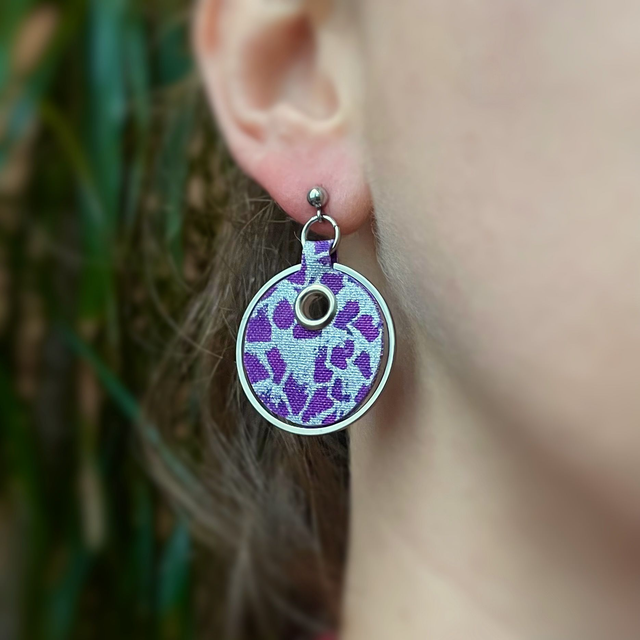 Sphère - Boucles d'oreilles en tissu argenté et violet