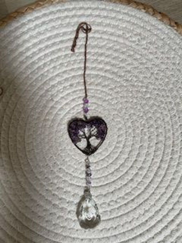 Suspension en cristal et cœur sur pierres améthyste sur arbre de vie