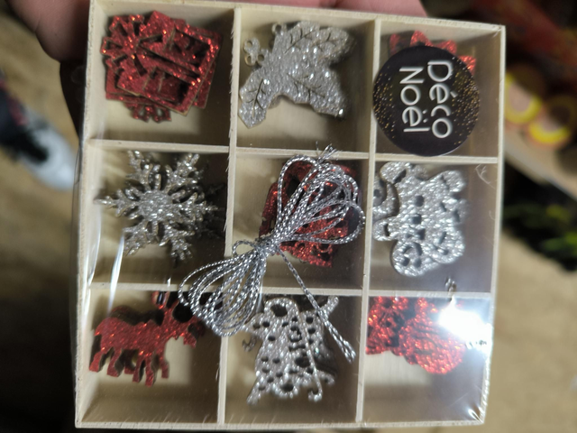 DECORATION A SUSPENDRE 45 PIECES