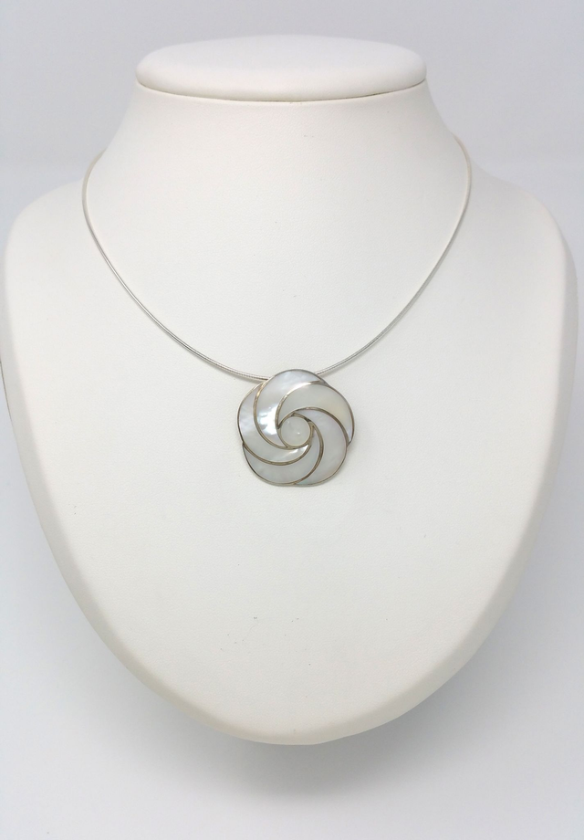 PENDENTIF FLEUR ORNE DE NACRE BLANCHE EN SPIRALES ARGENT MASSIF - VENDU SANS CHAINE - 3416