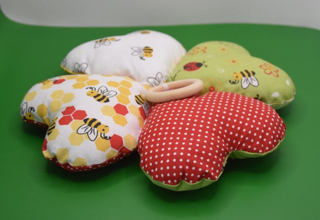 Spielkleeblatt für Baby's oder Kleinkinder mit Rassel und Quitsche in den Blättern