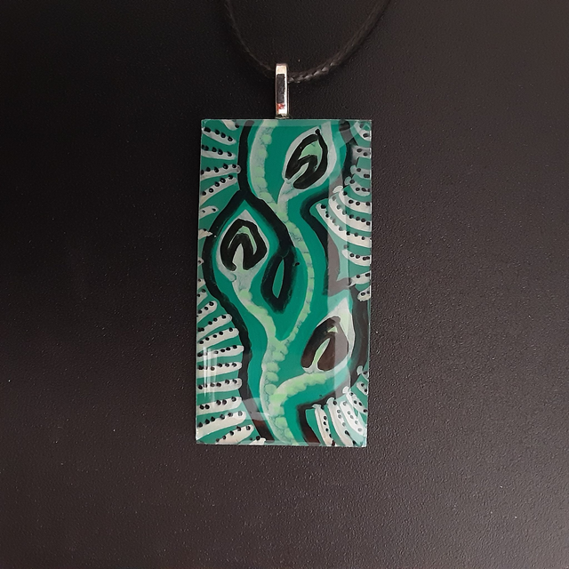 Pendentif rectangle collection ethnique fond vert intense et décor noir et blanc