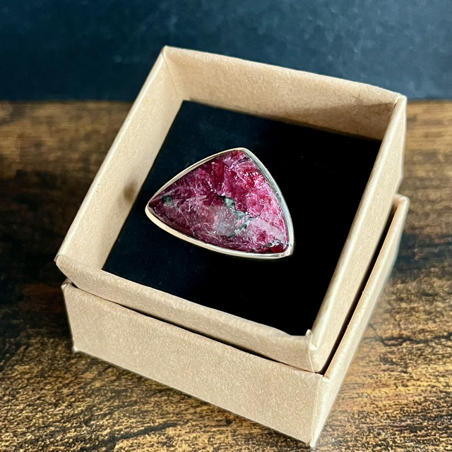 Bague en argent et Eudialyte de Russie - Taille 53 réglable