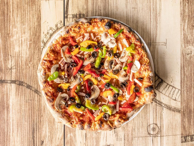 14.4 Saisons : Base tomate, mozzarella, emmental français, jambon de dinde, poivrons, champignons de Paris frais et olives noires.🍗🫑🍄🫒