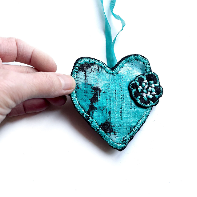 Cœur turquoise peint et brodé 