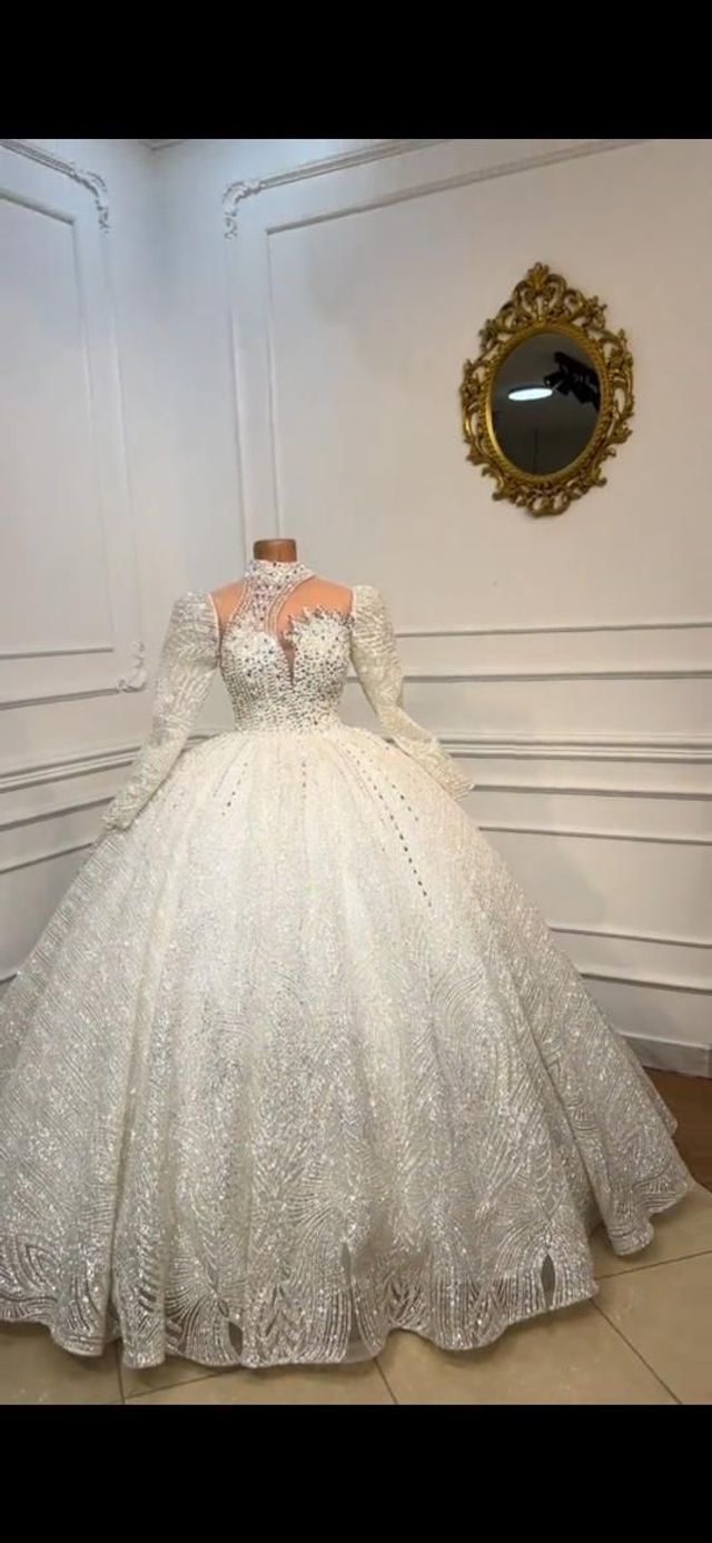 Robe de Mariée Princesse Luxury Col Coeur Bijou Perles Strass Manches longues / Réf : RMP68