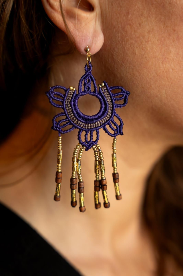 Boucles d&#039;oreilles en forme de fleur en micro-macramé violet et perles dorées 