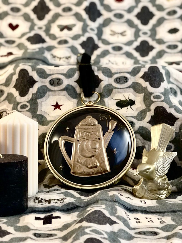 Théière de métal doré, cadre rond vintage