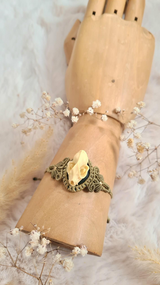 Bracelet en micro macramé avec crâne de chauve-souris en résine