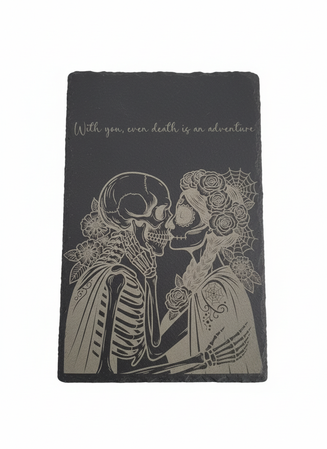 Gravierte Schieferplatte „With you, even death is an adventure“ – Edles Naturprodukt als Geschenk