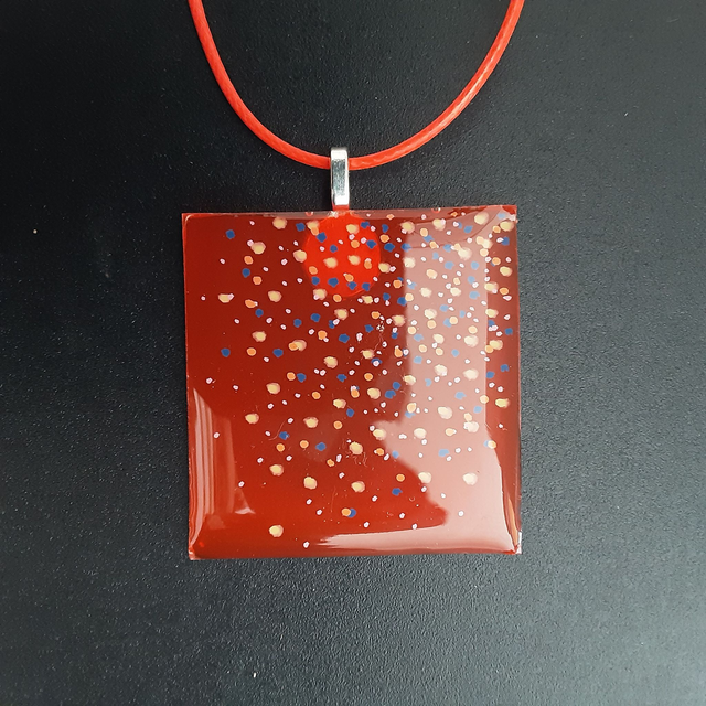 Pendentif grand carré collection petit point fond orangé translucide et petits points violet jaune et blanc